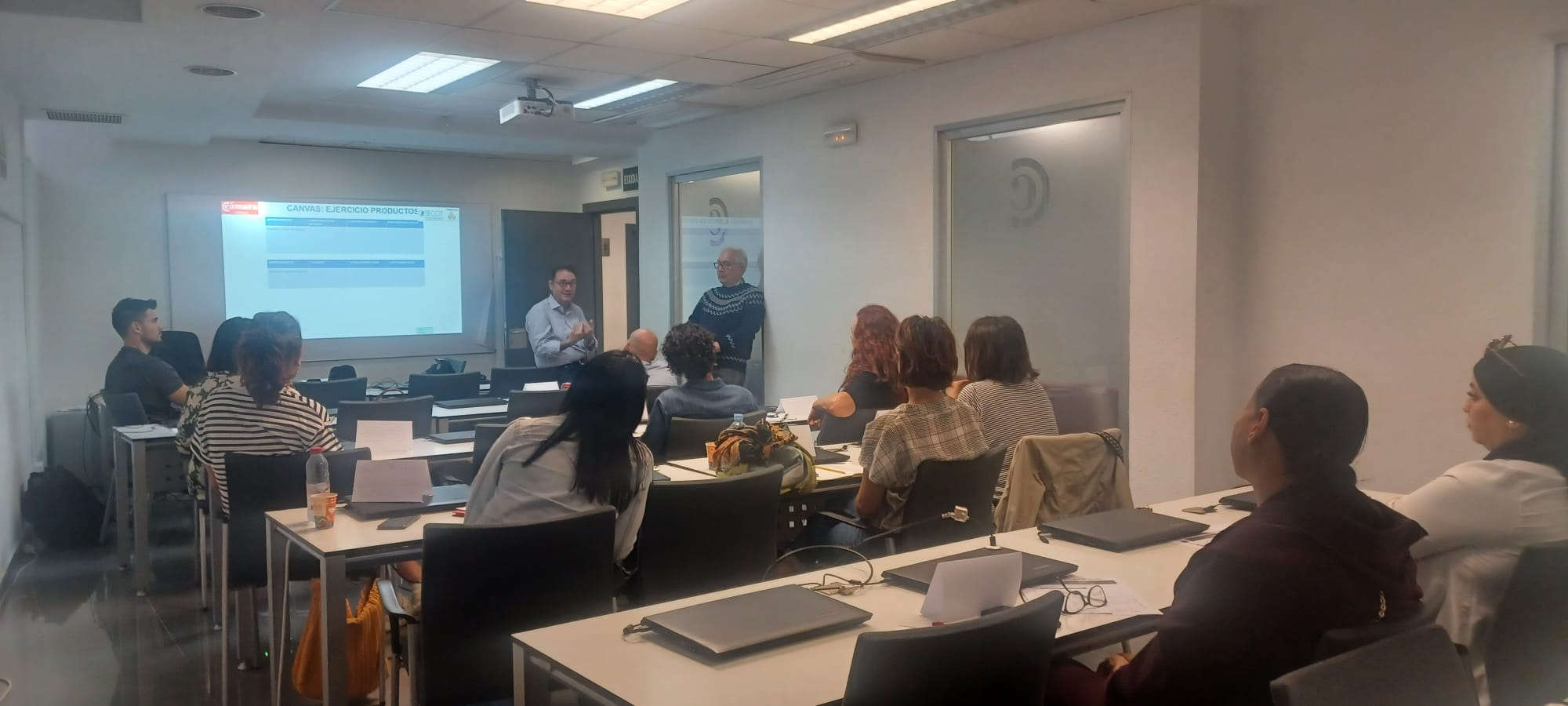 Los Séniors de SECOT Valencia explicando la aplicación práctica del modelo Canvas a los nuevos
emprendedores, en un ambiente participativo y motivador.