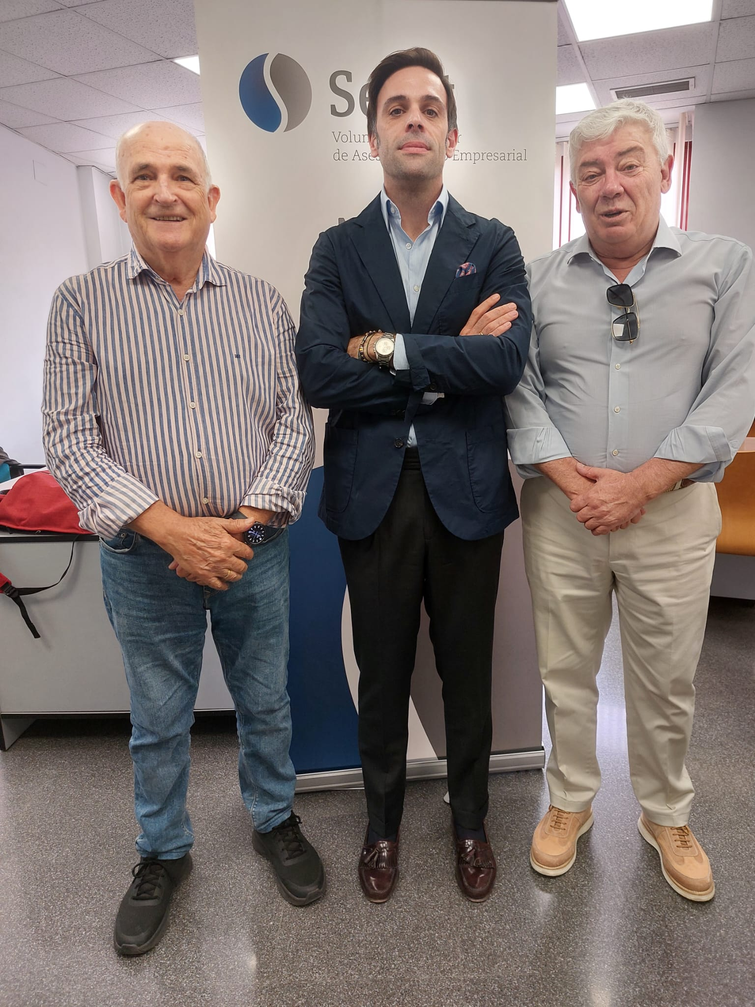 El fundador de MACALA, Álvaro Latorre, junto a dos de los tres séniors de SECOT Valencia que lo acompañaron en la creación de su plan de empresa y estrategia de lanzamiento.