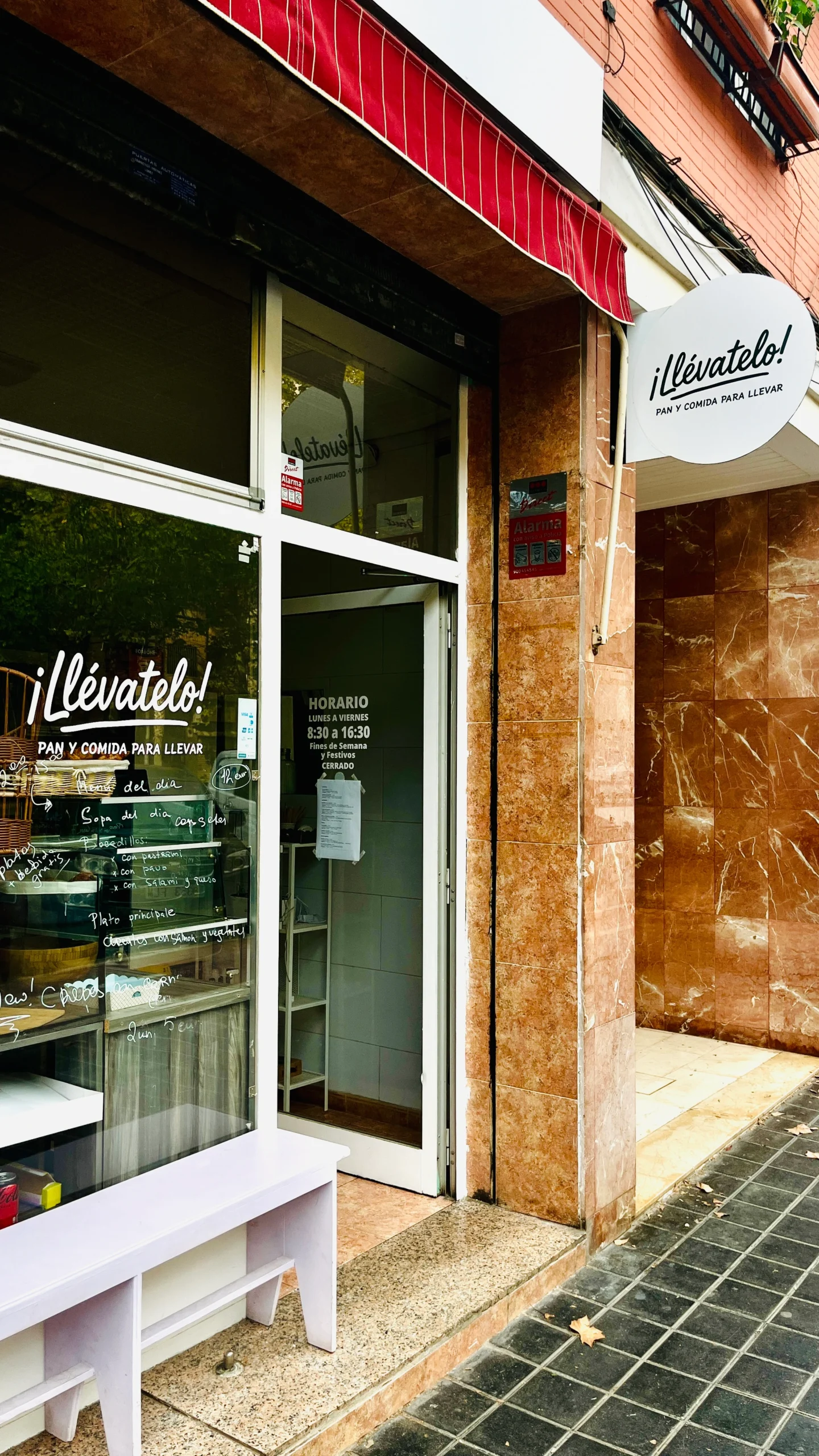 Local de Llévatelo en Valencia, un espacio dedicado a la comida saludable y sostenible.