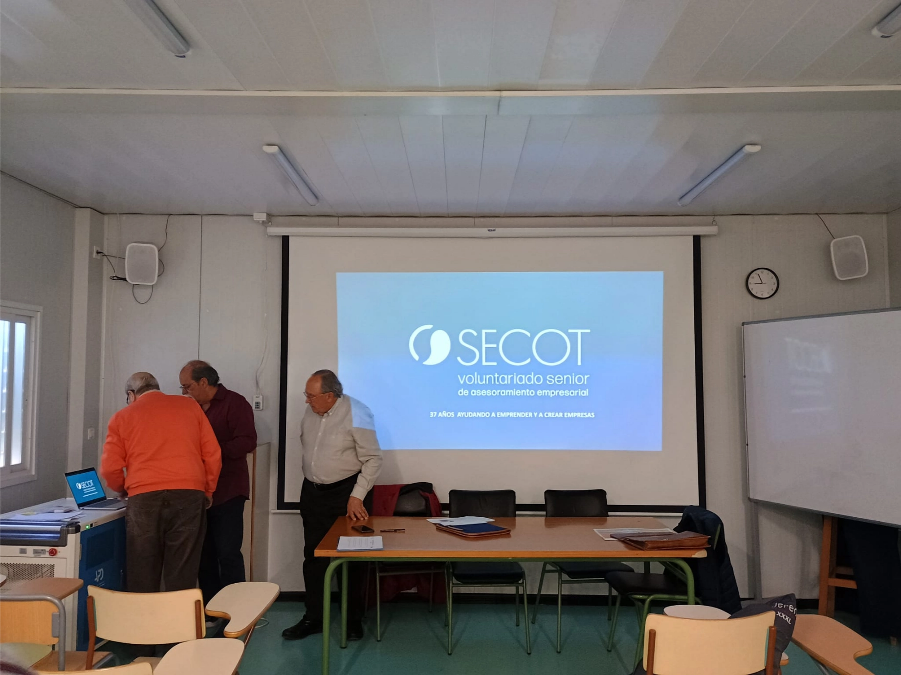 Séniors de SECOT Valencia iniciando su presentación