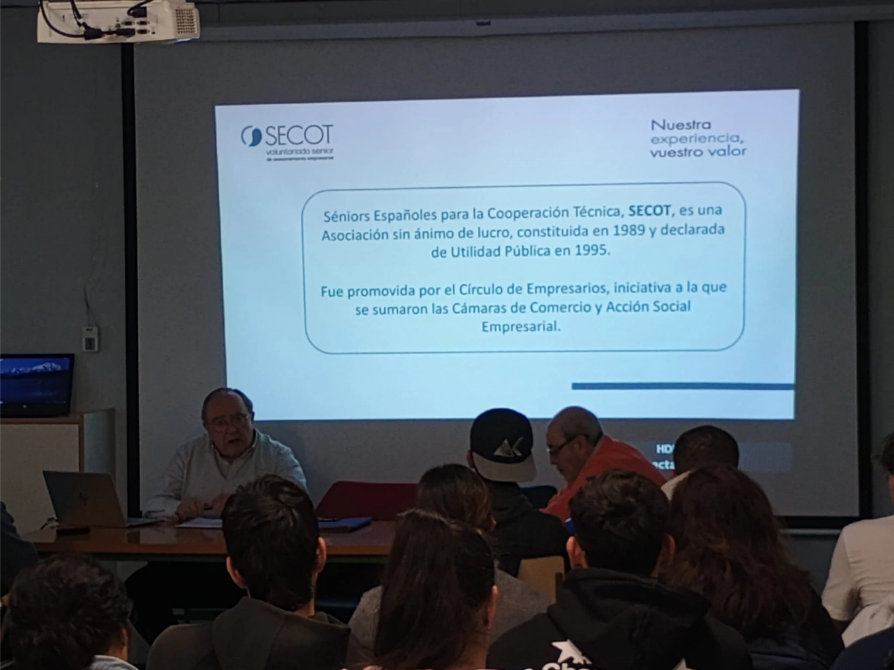 Ponencia de SECOT con alumnado en aula